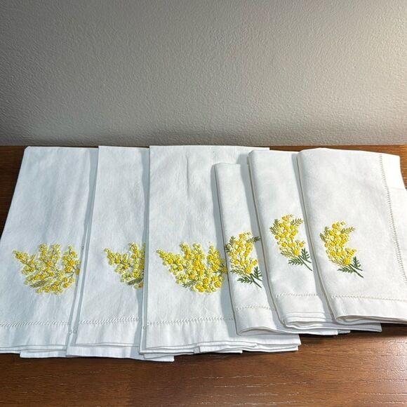 This bundle includes a total of six items: three napkins and three placemats. - Picture 1 of 4